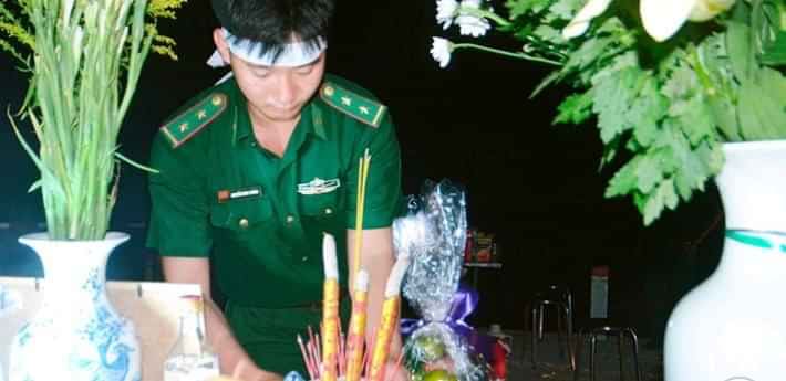 Xúc động hình ảnh Lính Biên phòng lập bàn thờ cha tại chốt canh chống dịch Covid-19